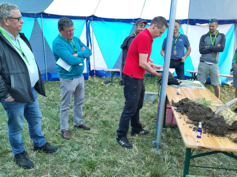 Mehr über den Artikel erfahren Gemeinsame Exkursion zum HUMUS Feldtag nach Dallein
