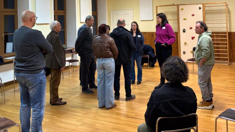 Mehr über den Artikel erfahren Dickes Brett Leerstand – „Systemische Aufstellungen“ in Pulkau eröffnen neue Perspektiven