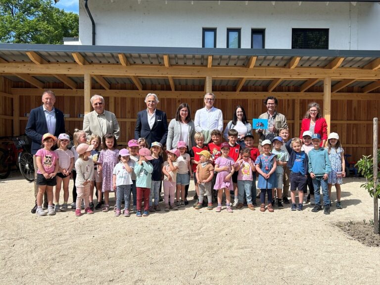 Mehr über den Artikel erfahren Gegen Überhitzung und für nachhaltige Mobilität: Kindergarten Retz setzte Umgestaltungsmaßnahmen